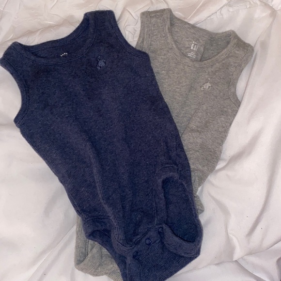 (2 for 25$) 2 Ribbed Tanks - Picture 1 of 1